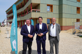 Bayerns Bauminister Christian Bernreiter, Dr. jur. Michael Kern, Oberbürgermeister der Stadt Ingolstadt, und Alexander Bendzko, Geschäftsführer der Gemeinnützigen Wohnungsbaugesellschaft Ingolstadt GmbH. Foto: StMB
