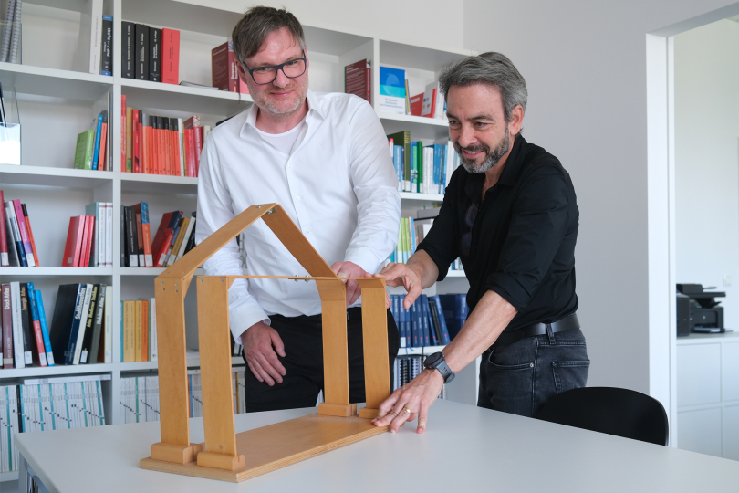 Spezialisten der Tragwerke: Professor Thorsten Weimar (links) und Professor David Gallardo Llopis von der Universitat Politècnica de València, der für ein Jahr als Gastwissenschaftler an der Universität Siegen tätig ist. Foto: Carsten Schmale / Universität Siegen
