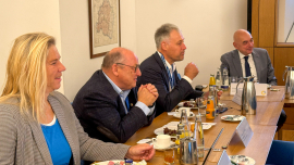 Elke Schubert, Parlamentarische Beraterin für Bauen und Wohnen, Dr.-Ing. Ulrich Scholz und Dr.-Ing. Markus Hennecke, Vorstandsmitglieder der Bayerischen Ingenieurekammer-Bau und Jürgen Mistol MdL, parlamentarischer Geschäftsführer und Sprecher für Wohnen der Grünen 