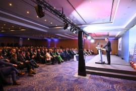 Bundeskanzler Friedrich Merz auf der Bühne des Deutschen Baugewerbetages 2025 in Berlin. Foto: Claudius Pflug / ZDB