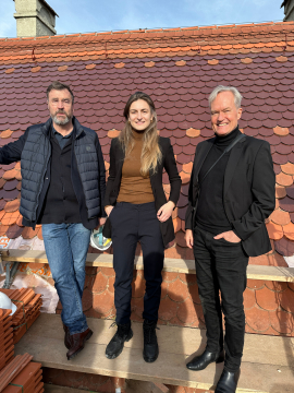 Architekt Prof. Florian Nagler, Sabrina Sommer und Generalkonservator Prof. Mathias Pfeil (v. li.). Foto: Bayerisches Landesamt für Denkmalpflege. 