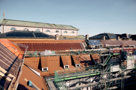 Blick auf die Dachflächen der „Alten Münze“, im Hintergrund die Staatsoper. Foto: Nicolaj Koraus.