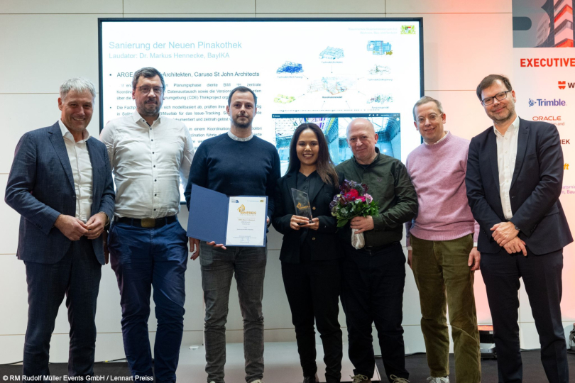 v.l.n.r.: Laudator Dr. Markus Hennecke (Bayerische Ingenieurekammer-Bau), Henrik Thomä, Markus Schubert, Thiritsara Chaimod, Dionys Ottl (alle Hild und K), Timo Keller (Caruso St John), Thomas Gloßner (Bayerisches Staatsministerium für Wohnen, Bau und Verkehr). Foto: Lennart Preiss / Rudolf Müller Events GmbH