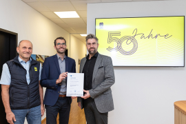 Urkunden-Übergabe der IHK zum 50-jährigen Jubiläum. Norbert Nieder (KB), Björn Athmer (IHK), Martin Seitner (KB). Foto: Hans-Martin Kudlinski