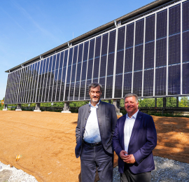 Ministerpräsident Dr. Markus Söder und Bayerns Verkehrsminister Christian Bernreiter bei der offiziellen Inbetriebnahme der Photovoltaik-Anlage. Foto: Thomas Winszczyk / StMB
