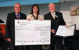 Bayerischer Ingenieurpreis 2013 für Gisela Raab - hier mit dem ehemaligen Bundesumweltminister Klaus Töpfer (l.) und dem damaligen Kammerpräsident Dr.-Ing. Heinrich Schroeter. Foto: Birgit Gleixner / BayIka-Bau