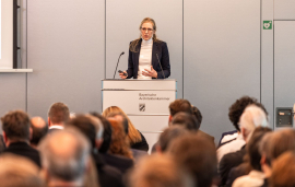 Dipl.-Ing. Univ. Sabine Frohnmüller bei ihrem Vortrag "Einfach Bauen! ... im Rahmen der Bauordnung?". Foto: Johannes Müller