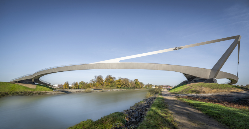 Das Brückenbauwerk Sprung über die Emscher in Castrop-Rauxel wurde in der Kategorie Fuß- und Radwegbrücke für den Deutschen Brückenbaupreis 2027 nominiert. © DKFS/Aron Jungermann/Fotografieimraum