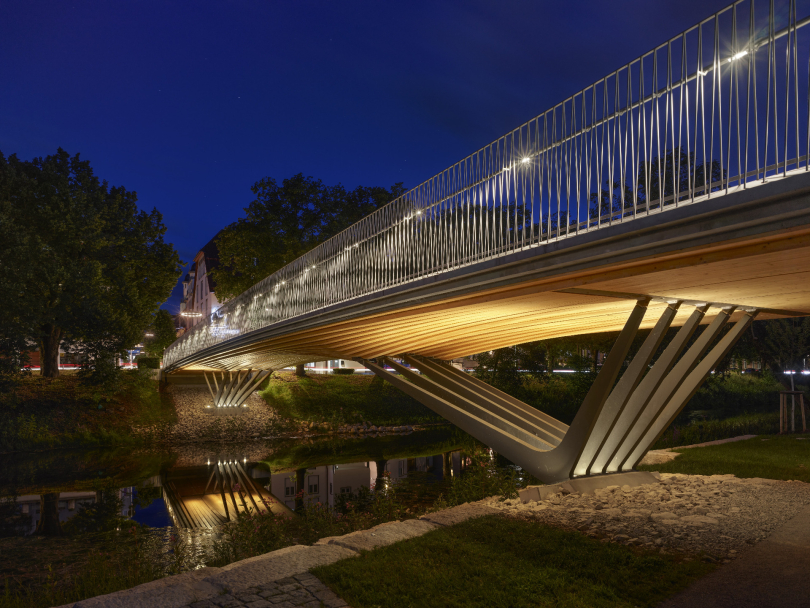Die Rathausbrücke Tuttlingen wurde in der Kategorie Fuß- und Radwegbrücke für den Deutschen Brückenbaupreis 2027 nominiert. © Roland Halbe
