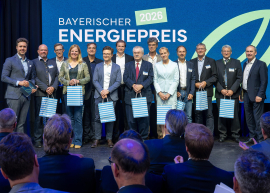 Die Jury mit Wirtschaftsminister Hubert Aiwanger (r.) und Jurymitglied Alexander Lyssoudis von der Bayerischen Ingenieurekammer-Bau (5.v.l.)