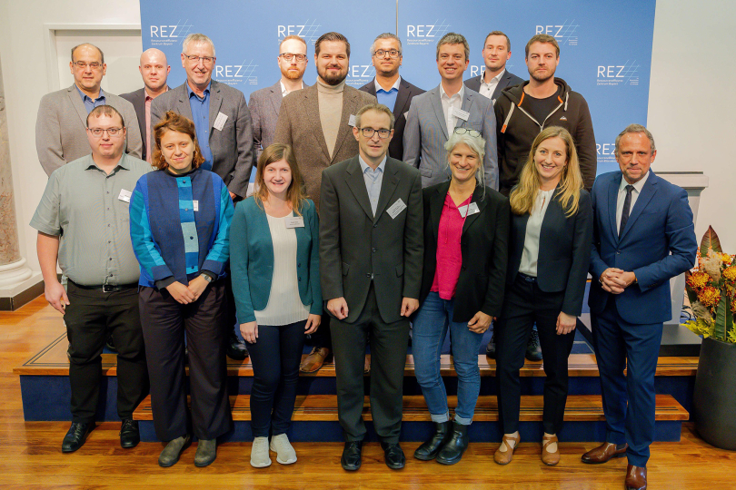 Abschlussveranstaltung in Nürnberg: Prof. Dr.-Ing. Bastian Engelmann und Markus Wilhelm (beide THWS), sowie Projektbeteiligte von ForCYCLE Technikum, treffen den Bayerischen Umweltminister Thorsten Glauber und die Leiterin des Bayerischen Ressourceneffizienz-Zentrums Dr. Simone Richler. Foto: Ralf Rödel