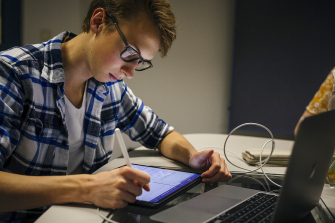 KI im Ingenieurstudium: Neues Lernangebot für Bayerische Hochschulen