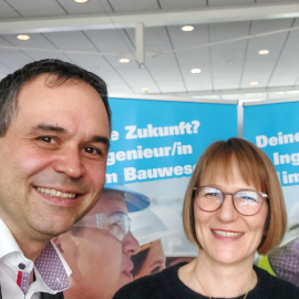 Der Passauer Landrat Raimund Kneidinger und Stephanie Sierig am Stand der Bayerischen Ingenieurekammer-Bau