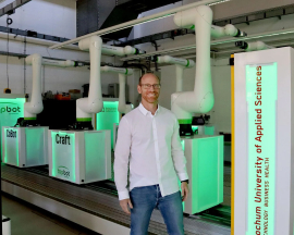 Prof. Dr. Daniel Schilberg vor dem Großgerät "CoBotCraftLab". Foto: jmj / HSBO