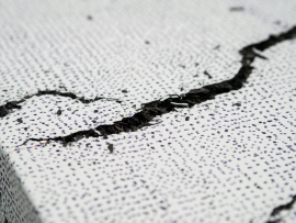 Feine Fasern: Die beim Versuch entstandenen Risse machen die Faserbewehrung im ultrahochfesten Beton sichtbar. © Empa