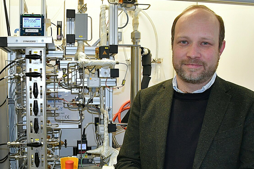 Prof. Dr. Philipp Keil leitet das Forschungsprojekt DECIDE an der OTH Regensburg. Darin untersuchen die Forschenden, wie CO₂ aus Abgasen der Zementproduktion abgeschieden werden kann. Foto: OTH Regensburg/Simone Grebler