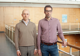 Forschen zur Wiederverwendung und -verwertung von Fensterglas: Prof. Dr. Martien Teich von der Fakultät für Bauingenieurweisen der HM und sein wissenschaftlicher Mitarbeiter Sebastian Wernli (Foto: Louis Dickhaut) 