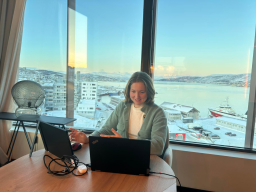 Von Norwegen aus hält Nina Jelínek einen Vortrag beim 6. Symposium Brandschutz & Barrierefreiheit der RM Rudolf Müller Medien.