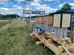 Erste Verkehrszeichenbrücke aus Holz in Deutschland. Foto: Dr. Sebastian Hirschmüller / TH Rosenheim