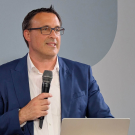 Sören Bartol eröffnete die Veranstaltung mit seinem Grußwort. © DIB
