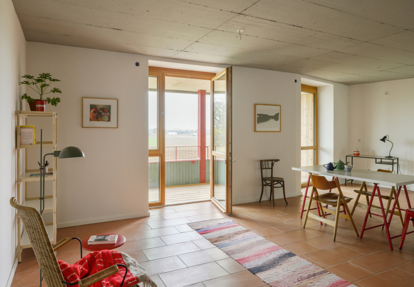 Die Räume des Wohnkomplexes werden überwiegend passiv temperiert. An kalten Tagen sorgen Heizpapier und Estrichziegel von Leipfinger-Bader für flexible und wirtschaftliche Wärmeunterstützung. Foto: Sebastian Schels
