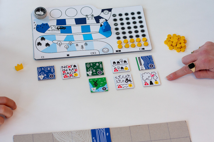 Das Spiel vermittelt gleichzeitig Wissen über Themen wie Flächenversiegelung, Rückhaltebecken oder natürliche Überschwemmungsflächen