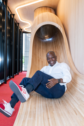 Prof. Francis Kéré hat die Rutsche in der TUM-Kinderoase schon getestet. Foto: Astrid Eckert / TUM