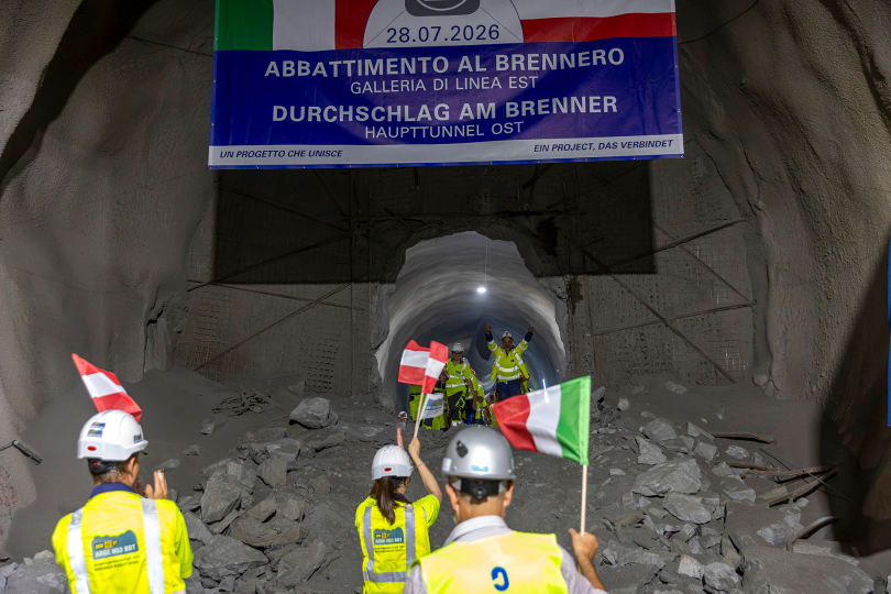 Die ersten Projektbeteiligten passieren die Durchschlagsstelle zwischen Österreich und Italien. © BBT SE