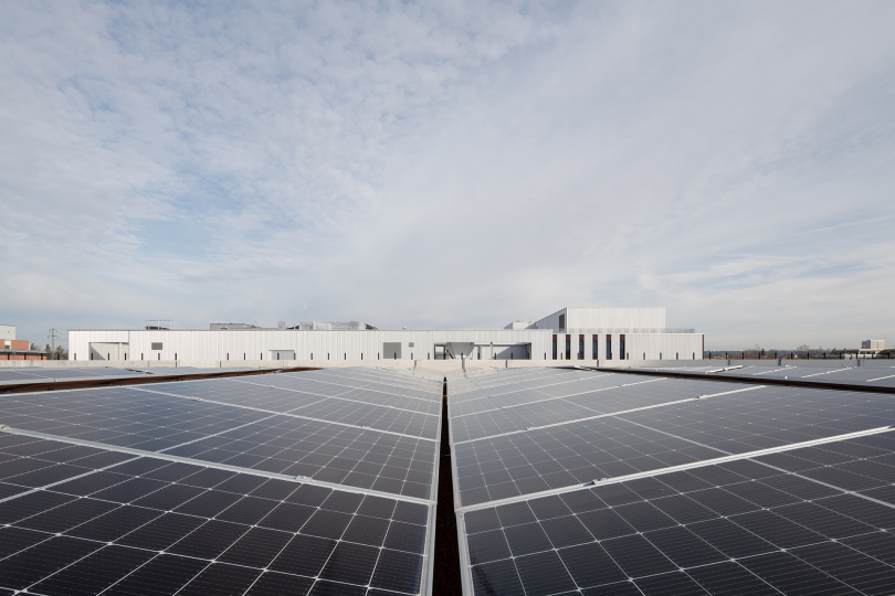 Für eine nachhaltige Energieversorgung: Die großflächige Photovoltaikanlage auf dem Parkhausdach. Foto: Fabio Compagno / SAM Architekten