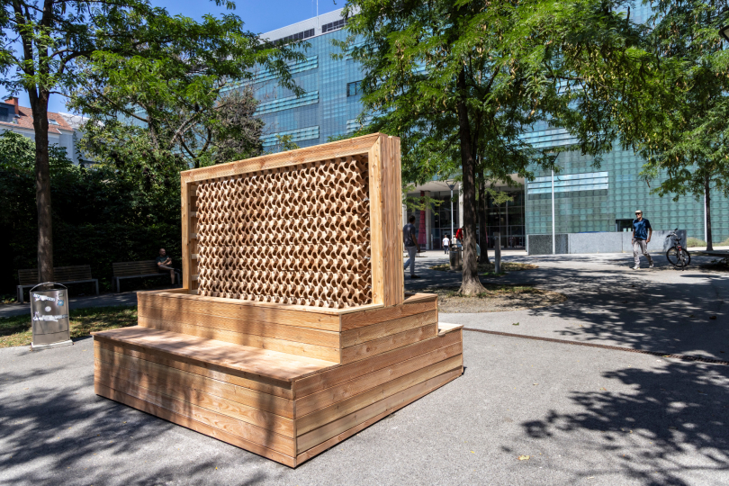 Die kühlende Wand aus den 3D-gedruckten Würfeln steht am Campus Neue Technik der TU Graz. © Lunghammer / TU Graz 