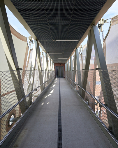 Die Verbindungsbrücke vom Alt- zum Neubau des Gymnasiums mit Durchdringungs- und Abspannpunkten. Foto: Veit Landwehr Architekturfotografie 