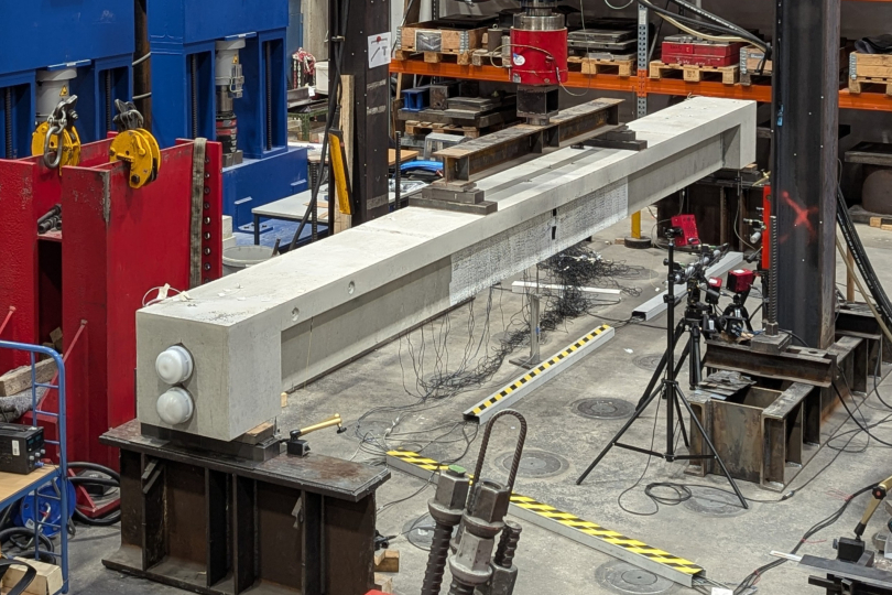 In der Versuchshalle experimentierten die Forschenden mit Betonteilen, die sie durch einen Stempel unter Druck setzen konnten. Foto: Mark Alexander Ahrens 