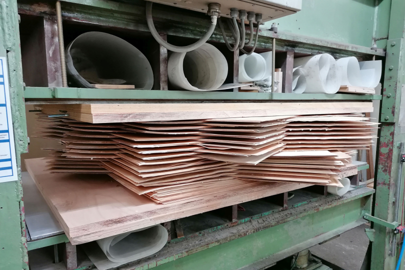 Kern des holzbewehrten Holzes ist die Superlamelle. Dieses Bild zeigt, wie in der Forschungswerkstatt der TU München die Furniere verpresst werden. Bild: Niklas Kainz, TUM