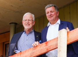Kammerpräsident Prof. Dr. Norbert Gebbeken mit Bauminister Christian Bernreiter bei der Fertigstellung des bayerischen Pilotprojekts "Haus fast ohne Heizung". Foto: StMB