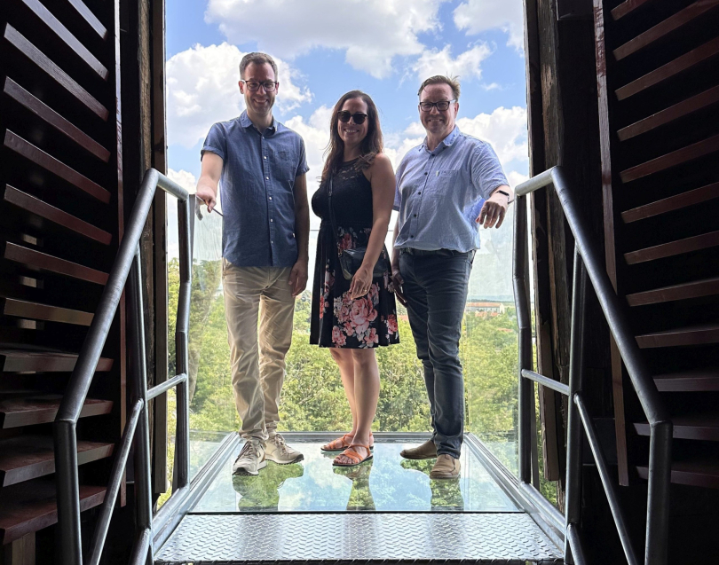 Am Rande des Abgrunds: Der Skywalk mit Glasboden bietet tolle Ausblicke auf Stadt und Landschaft. Foto: ProjektStadt