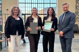 Jana Winkelmeyer und Angelina Schreyer für die Arbeitsgruppe der RWTH Aachen, mit dem 2. Preis für die modulare Aula.