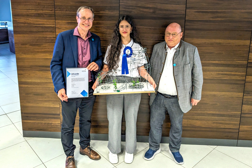 Das Modell „Terra Twist“ belegt Platz 1 im bayerischen Landeswettbewerb in der Alterskategorie ab 9. Klasse und erhält im Bundesfinale den Sonderpreis des Verbands der Deutschen Vergnügungsanlagenhersteller (Foto: Juror Dr. Michael Smida, Krista Marche und Dr. Ulrich Scholz, Vostand Bayerische Ingenieurekammer-Bau und Bundesingenieurkammer)