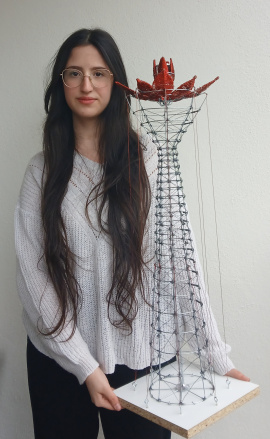 Platz 1: Wire Flower von Krista Marché, Karolinen-Gymnasium Rosenheim, 15 Jahre, 10. Klasse