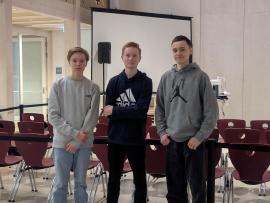 Platz 2: Schwaben Schweber von Henrik Rupp, Lorenz Schuh und Maximilian Seibold, Schmuttertal-Gymnasium Diedorf (Landkreis Augsburg), 16 bzw. 17 Jahre, 11. Klasse