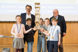 LimesSchulTurm von Theo Bechtner, Josephine Cramer, Elisa Finkenzeller, Taron Kirste und Xaver Richter, Grundschule an der Limes-Straße, München, 7 bzw. 8 Jahre, 2. Klasse