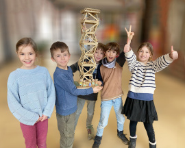 LimesSchulTurm von Theo Bechtner, Josephine Cramer, Elisa Finkenzeller, Taron Kirste und Xaver Richter, Grundschule an der Limes-Straße, München, 7 bzw. 8 Jahre, 2. Klasse