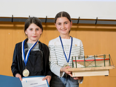 3. Platz beim Schülerwettbewerb Junior.ING 2025/26 für Emma und Elina von der Grund- und Mittelschule Fürstenzell und ihr Modell „Jägerwirth Arena“ in der Alterskategorie I (bis 8. Klasse). © Tobias Hase