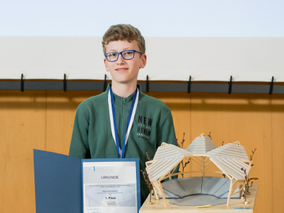 1. Platz beim Schülerwettbewerb Junior.ING 2025/26 für Paul vom Gymnasium Donauwörth und sein Modell „Arena Z“ in der Alterskategorie II (ab 9. Klasse). © Tobias Hase