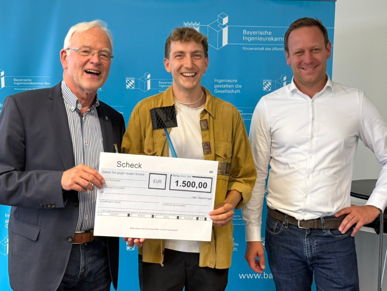 Präsident Prof. Dr. Norbert Gebbeken, Yannik Nolle von TRIQBRIQ und der Juryvorsitzende Dipl.-Ing. Univ. Josef Geiger 