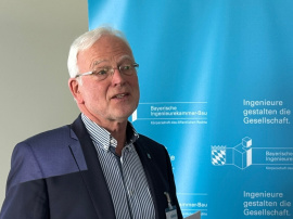 Prof. Dr. Norbert Gebbeken, Präsident der Bayerischen Ingenieurekammer-Bau, bei der Preisverleihung